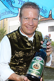 Andreas Steinfatt mit der 2 Liter Bügelflasche mit Hacker Pschorr Wiesnbier (Foto: Martin Schmitz)
